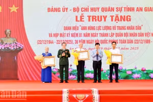 Đồng chí Nguyễn Tiến Hải, Ủy viên Trung ương Đảng, Bí thư Tỉnh ủy An Giang và Trung tướng Hồ Văn Thái, Chính ủy Quân khu 9 trao quyết định truy tặng danh hiệu Anh hùng Lực lượng vũ trang nhân dân cho gia đình Thượng tá Nguyễn Thành Kính, Thiếu tá Võ Đông Trạch và gia đình Liệt sĩ Trần Văn Tủy.