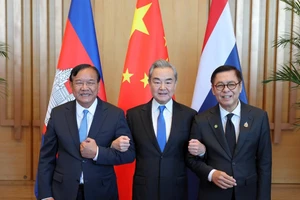 Từ trái qua phải: Bộ trưởng Ngoại giao Campuchia Prak Sokhonn, Bộ trưởng Ngoại giao Trung Quốc Vương Nghị, Bộ trưởng Ngoại giao Thái Lan Sihasak Phuangketkeow. (Ảnh: Bộ Ngoại giao Trung Quốc)