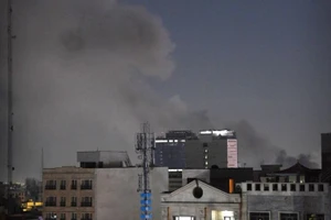 Khói bốc lên sau vụ tấn công tại Tehran, Iran, ngày 1/3/2026. (Ảnh: THX/TTXVN)