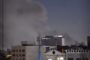 Khói bốc lên sau vụ tấn công tại Tehran, Iran, ngày 1/3/2026. (Ảnh: THX/TTXVN)