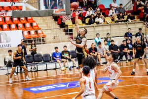 Cầu thủ gốc Việt Kevin Lê đột phá đưa bóng vào rổ. (Ảnh: VBA)