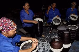Sản xuất hàng thủ công mỹ nghệ xuất khẩu tại Công ty TNHH mây tre xuất khẩu Ngọc Động. (Ảnh: Vũ Sinh - TTXVN) 