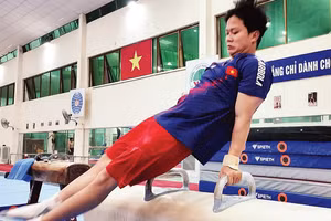 Vận động viên Nguyễn Văn Khánh Phong trong một buổi tập luyện cùng đội tuyển thể dục dụng cụ Việt Nam tại Trung tâm Đào tạo vận động viên cấp cao quốc gia Hà Nội.