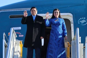 Thủ tướng Phạm Minh Chính và Phu nhân tới Johannesburg bắt đầu tham dự Hội nghị thượng định G20 và hoạt động song phương tại Nam Phi. (Ảnh: VGP/Nhật Bắc)