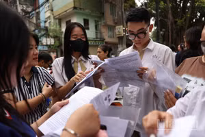 Thí sinh ra khỏi điểm thi sau khi hoàn thành bài thi môn Toán tại kỳ thi tốt nghiệp THPT năm 2026 (Ảnh: ĐẠI THẮNG)