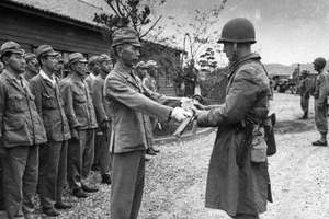 Sĩ quan Nhật trao kiếm của mình khi ra trình diện đầu hàng quân Đồng minh. Hành động này thể hiện sự khuất phục trước đối phương, đồng nghĩa với việc họ chấp nhận đầu hàng. (Ảnh: Tư liệu quốc tế/TTXVN)