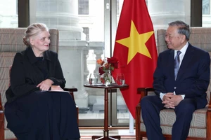 Tổng Bí thư Tô Lâm tiếp bà Helen Wilson, Phó Chủ tịch cấp cao Tập đoàn toàn cầu Rolls-Royce. (Ảnh: TTXVN) 