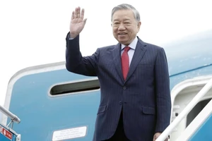 Tổng Bí thư Tô Lâm rời Hà Nội, lên đường tham dự cuộc họp khai mạc Hội đồng Hòa bình về Gaza. (Ảnh: Thống Nhất/TTXVN)