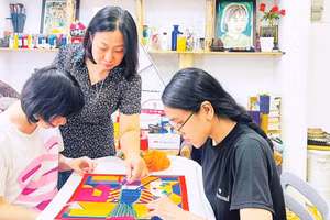 Xưởng thêu Len Art của Họa sĩ-nghệ nhân Nguyễn Thị Hồng Vân (giữa ảnh) giúp người khuyết tật tự tin hòa nhập cộng đồng.