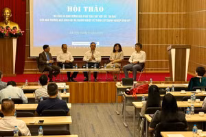 Các diễn giả tham gia tọa đàm tại hội thảo.