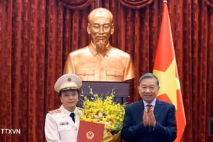 Tổng Bí thư, Chủ tịch nước Tô Lâm trao Quyết định thăng Quân hàm từ Trung tướng lên Thượng tướng đối với đồng chí Đặng Hồng Đức, Thứ trưởng Bộ Công an. (Ảnh: Thống Nhất/TTXVN)