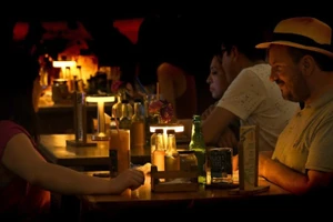 Người dân dùng bữa trong khách sạn phải thắp đèn chạy bằng pin khi sự cố mất điện xảy ra ở thủ đô La Habana, Cuba ngày 15/2/2025. (Ảnh: THX/TTXVN)