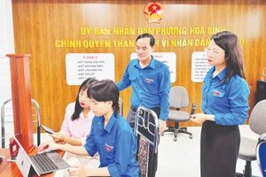 Đoàn viên phường Hòa Bình, tỉnh Phú Thọ hỗ trợ người dân tra cứu thông tin trên Cổng dịch vụ công trực tuyến.