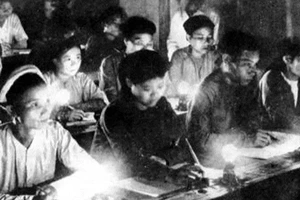 Một lớp Bình dân học vụ. (Ảnh: Bảo tàng Lịch sử quốc gia)