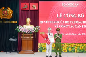 Lãnh đạo Bộ Công an trao Quyết định cho Đại tá Hoàng Quốc Việt. (Ảnh: Công an Thanh Hóa)