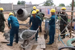 Cán bộ, chiến sĩ Bộ Chỉ huy Quân sự tỉnh Đắk Lắk tăng cường, hỗ trợ đẩy nhanh tiến độ thi công Trường nội trú liên cấp tiểu học-trung học cơ sở xã biên giới Ia Lốp, tỉnh Đắk Lắk.