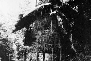 Trong ảnh: Lán Khuổi Nậm ở Pác Bó, xã Trường Hà, huyện Hà Quảng, Cao Bằng, nơi diễn ra Hội nghị Trung ương Đảng Cộng sản Đông dương lần thứ VIII (5/1941) quyết định đặt nhiệm vụ giải phóng dân tộc lên hàng đầu và thành lập Mặt trận Việt Minh. (Ảnh: TTXVN)