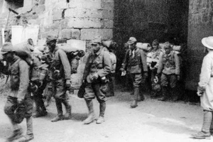 Binh lính Nhật rút khỏi Nam Kinh, Trung Quốc dưới sự giám sát của quân Anh. (Ảnh: Tư liệu quốc tế/TTXVN)