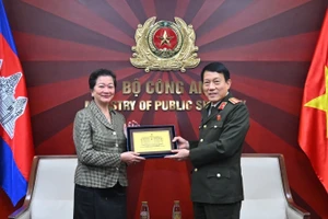 Bộ trưởng Lương Tam Quang trao quà lưu niệm tặng Đại sứ Chea Kimtha. (Nguồn ảnh: bocongan.gov.vn)