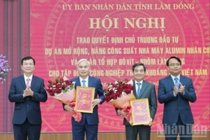 Lãnh đạo Ủy ban nhân dân tỉnh Lâm Đồng trao quyết định điều chỉnh chủ trương đầu tư dự án mở rộng, nâng công suất alumin, tổng mức đầu tư gần 60.000 tỷ đồng cho lãnh đạo TKV.