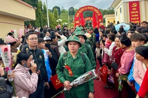 Thanh niên con em các dân tộc tỉnh Điện Biên lên đường nhập ngũ. (Ảnh: ĐỨC HẠNH)