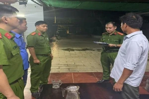 Lực lượng Cơ quan Cảnh sát điều tra Công an tỉnh Đồng Nai thi hành lệnh bắt Nguyễn Ngọc Thắng (áo xanh).