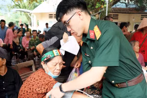 Học viện Quân y tư vấn, khám và cấp thuốc miễn phí cho cựu chiến binh, gia đình chính sách và người dân xã Linh Hồ, tỉnh Tuyên Quang.