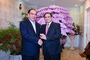 Thủ tướng Phạm Minh Chính thăm nguyên Tổng Bí thư Nông Đức Mạnh.