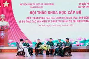 Các đại biểu trao đổi tại hội thảo khoa học “Đấu tranh phản bác các quan điểm sai trái, thù địch về dự thảo các văn kiện và công tác nhân sự Đại hội XIV của Đảng”. (Ảnh: BTC)