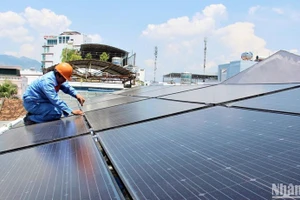 Lắp đặt tấm pin mặt trời trên mái nhà tại Thành phố Hồ Chí Minh. (Ảnh: HOÀNG ANH)