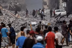 Đống đổ nát sau cuộc không kích của Israel xuống thành phố Gaza ngày 12/9/2025. (Ảnh: THX/TTXVN)