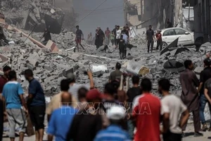 Đống đổ nát sau cuộc không kích của Israel xuống thành phố Gaza ngày 12/9/2025. (Ảnh: THX/TTXVN)