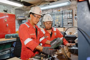 Các kỹ sư, công nhân làm việc tại mỏ Đại Hùng.