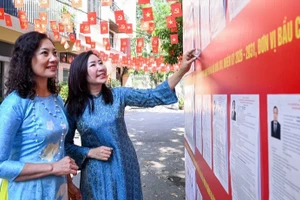 Điểm niêm yết danh sách cử tri Khu vực bầu cử số 7, Tổ bầu cử số 3, phường Ba Đình, TP Hà Nội. (Ảnh: Thành Đạt)