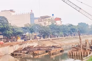 Xây dựng cầu vượt sông Tô Lịch (Hà Nội).