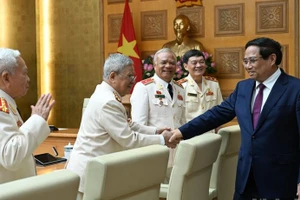 Thủ tướng Phạm Minh Chính với các cán bộ Công an chi viện chiến trường miền nam. (Ảnh: Trần Hải)