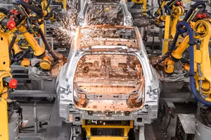 Một nhà máy sản xuất ô-tô điện ở tỉnh Giang Tô, Trung Quốc. (Ảnh: THX/TTXVN)