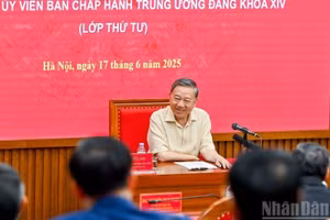 Tổng Bí thư Tô Lâm trao đổi với các học viên.