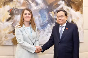 Chủ tịch Quốc hội Trần Thanh Mẫn tiếp Chủ tịch Nhóm Nghị sĩ Hữu nghị Italia-Việt Nam Chiara Gribaudo. (Ảnh: Doãn Tấn/TTXVN)