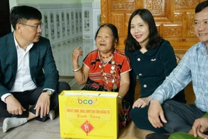 Thiếu tướng Nguyễn Thanh Liêm, Giám đốc Công an tỉnh Quảng Trị thăm, tặng quà gia đình chính sách trên địa bàn, vận động gia đình luôn là gương sáng cho con cháu noi theo. 