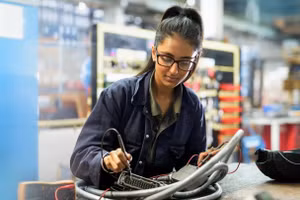 Lao động trẻ ở Mỹ tìm cách để tránh bị AI thay thế. (Ảnh: Entrepreneur)