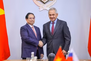 Thủ tướng Chính phủ Phạm Minh Chính gặp Thư ký Hội đồng An ninh Liên bang Nga Sergey Shoigu. (Ảnh: VGP/Nhật Bắc)