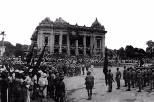 Những ngày Tháng Tám (1945) sục sôi ở Hà Nội. (Ảnh: TTXVN)