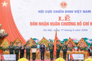 Tổng Bí thư, Chủ tịch nước Tô Lâm trao Huân chương Hồ Chí Minh tặng Hội Cựu chiến binh Việt Nam. (Ảnh: DUY LINH) 