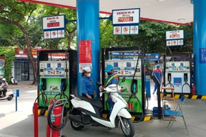 Khách hàng mua xăng tại cửa hàng xăng dầu trên phố Thái Thịnh (Hà Nội).