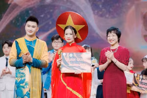 MC nhí Gia Hân đăng quang mùa 1, bên cạnh Nhà báo Hoàng Anh và MC Thảo Vân. (Ảnh: Ban tổ chức)
