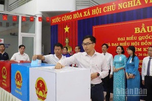 Cử tri bỏ phiếu tại khu vực bỏ phiếu sớm số 7, bầu đại biểu Quốc hội khóa XVI và đại biểu Hội đồng nhân dân các cấp nhiệm kỳ 2026-2031, ngày 26/2/2026, tại phường Tam Thắng, Thành phố Hồ Chí Minh. (Ảnh: HẢI CHÍNH)