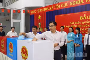 Cử tri bỏ phiếu tại khu vực bỏ phiếu sớm số 7, bầu đại biểu Quốc hội khóa XVI và đại biểu Hội đồng nhân dân các cấp nhiệm kỳ 2026-2031, ngày 26/2/2026, tại phường Tam Thắng, Thành phố Hồ Chí Minh. (Ảnh: HẢI CHÍNH)