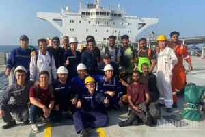Các thuyền viên tàu SAND và tàu MKD VYOM chụp ảnh lưu niệm trước khi các thuyền viên tàu bạn được bàn giao cho Cảng vụ Muscat của Oman. (Ảnh: Tàu SAND cung cấp)