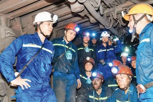 Lãnh đạo Công ty Than Thống Nhất kiểm tra sản xuất, động viên người lao động, thợ mỏ khai thác than trong hầm lò